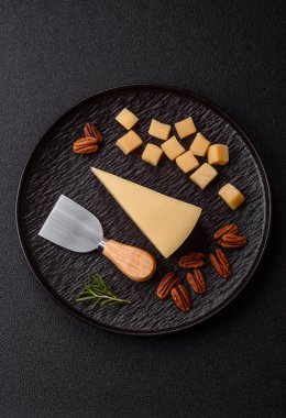 Bir dilim çedar, gouda ya da parmesan peyniri. Tasarımınız için yemek arkaplanı olarak peynir dilimi