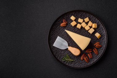 Bir dilim çedar, gouda ya da parmesan peyniri. Tasarımınız için yemek arkaplanı olarak peynir dilimi