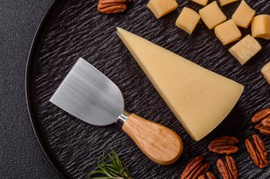 Bir dilim çedar, gouda ya da parmesan peyniri. Tasarımınız için yemek arkaplanı olarak peynir dilimi