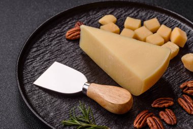 Bir dilim çedar, gouda ya da parmesan peyniri. Tasarımınız için yemek arkaplanı olarak peynir dilimi