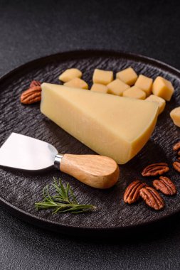Bir dilim çedar, gouda ya da parmesan peyniri. Tasarımınız için yemek arkaplanı olarak peynir dilimi