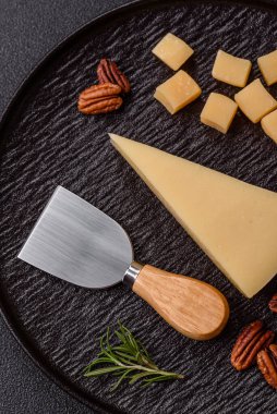 Bir dilim çedar, gouda ya da parmesan peyniri. Tasarımınız için yemek arkaplanı olarak peynir dilimi