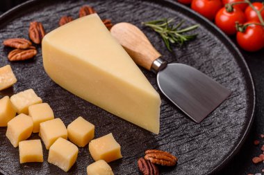 Bir dilim çedar, gouda ya da parmesan peyniri. Tasarımınız için yemek arkaplanı olarak peynir dilimi