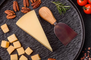 Bir dilim çedar, gouda ya da parmesan peyniri. Tasarımınız için yemek arkaplanı olarak peynir dilimi