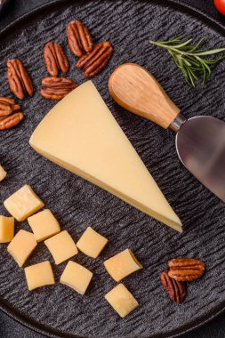 Bir dilim çedar, gouda ya da parmesan peyniri. Tasarımınız için yemek arkaplanı olarak peynir dilimi