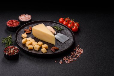 Bir dilim çedar, gouda ya da parmesan peyniri. Tasarımınız için yemek arkaplanı olarak peynir dilimi