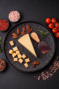 Bir dilim çedar, gouda ya da parmesan peyniri. Tasarımınız için yemek arkaplanı olarak peynir dilimi