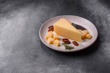 Bir dilim çedar, gouda ya da parmesan peyniri. Tasarımınız için yemek arkaplanı olarak peynir dilimi