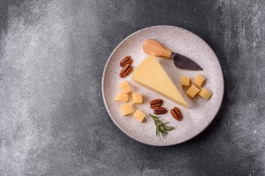 Bir dilim çedar, gouda ya da parmesan peyniri. Tasarımınız için yemek arkaplanı olarak peynir dilimi