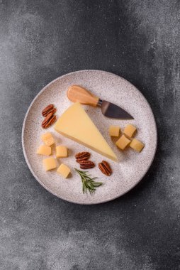 Bir dilim çedar, gouda ya da parmesan peyniri. Tasarımınız için yemek arkaplanı olarak peynir dilimi