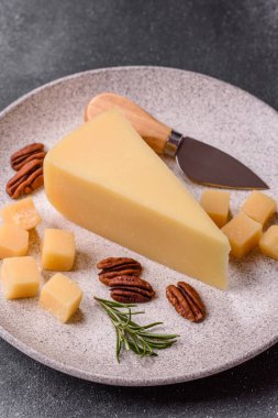 Bir dilim çedar, gouda ya da parmesan peyniri. Tasarımınız için yemek arkaplanı olarak peynir dilimi