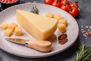 Bir dilim çedar, gouda ya da parmesan peyniri. Tasarımınız için yemek arkaplanı olarak peynir dilimi