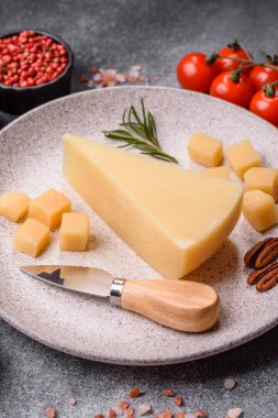 Bir dilim çedar, gouda ya da parmesan peyniri. Tasarımınız için yemek arkaplanı olarak peynir dilimi