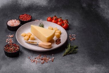 Bir dilim çedar, gouda ya da parmesan peyniri. Tasarımınız için yemek arkaplanı olarak peynir dilimi
