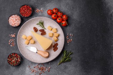 Bir dilim çedar, gouda ya da parmesan peyniri. Tasarımınız için yemek arkaplanı olarak peynir dilimi