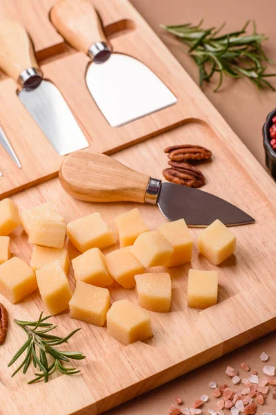 Küplü çedar, gouda ya da parmesan peyniri. Tasarımınız için yemek arkaplanı olarak küp peynir