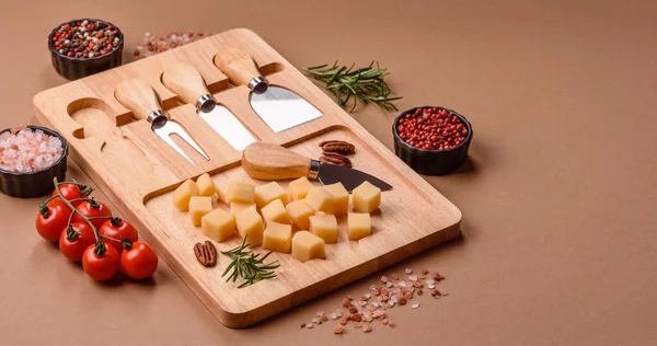 Küplü çedar, gouda ya da parmesan peyniri. Tasarımınız için yemek arkaplanı olarak küp peynir