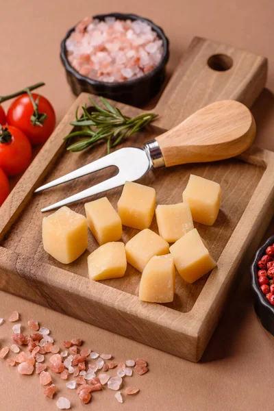 Küplü çedar, gouda ya da parmesan peyniri. Tasarımınız için yemek arkaplanı olarak küp peynir