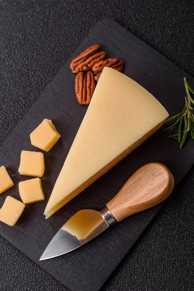 Bir dilim çedar, gouda ya da parmesan peyniri. Tasarımınız için yemek arkaplanı olarak peynir dilimi