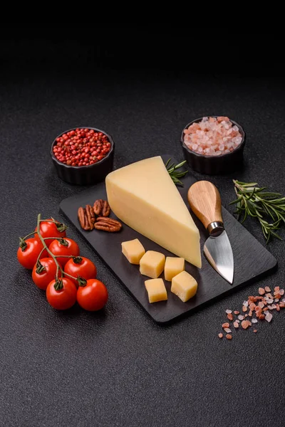 Bir dilim çedar, gouda ya da parmesan peyniri. Tasarımınız için yemek arkaplanı olarak peynir dilimi