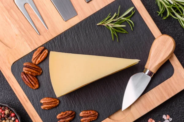 Bir dilim çedar, gouda ya da parmesan peyniri. Tasarımınız için yemek arkaplanı olarak peynir dilimi