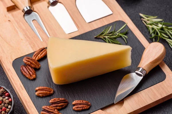 Bir dilim çedar, gouda ya da parmesan peyniri. Tasarımınız için yemek arkaplanı olarak peynir dilimi