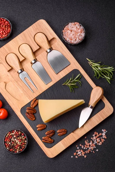 Bir dilim çedar, gouda ya da parmesan peyniri. Tasarımınız için yemek arkaplanı olarak peynir dilimi