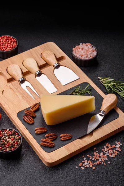 Bir dilim çedar, gouda ya da parmesan peyniri. Tasarımınız için yemek arkaplanı olarak peynir dilimi