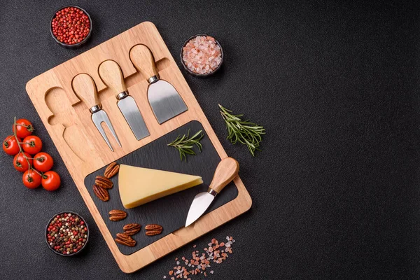 Bir dilim çedar, gouda ya da parmesan peyniri. Tasarımınız için yemek arkaplanı olarak peynir dilimi