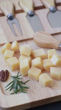 Küplü çedar, gouda ya da parmesan peyniri. Tasarımınız için yemek arkaplanı olarak küp peynir