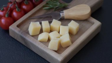 Küplü çedar, gouda ya da parmesan peyniri. Tasarımınız için yemek arkaplanı olarak küp peynir