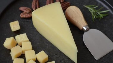 Küplü çedar, gouda ya da parmesan peyniri. Tasarımınız için yemek arkaplanı olarak küp peynir