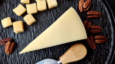 Küplü çedar, gouda ya da parmesan peyniri. Tasarımınız için yemek arkaplanı olarak küp peynir