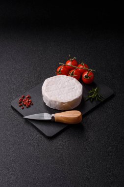 Brie ya da Camembert gibi beyaz Fransız krem peyniri kahvaltı sandviçi yapmak için mükemmeldir. Tasarımınız için gıda arka planı olarak Brie veya Camembert