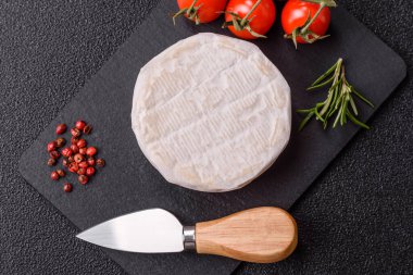 Brie ya da Camembert gibi beyaz Fransız krem peyniri kahvaltı sandviçi yapmak için mükemmeldir. Tasarımınız için gıda arka planı olarak Brie veya Camembert