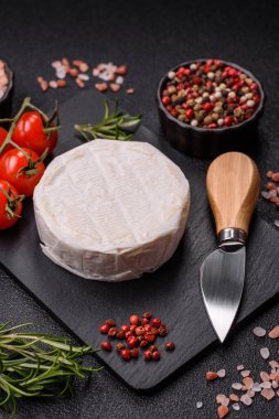 Brie ya da Camembert gibi beyaz Fransız krem peyniri kahvaltı sandviçi yapmak için mükemmeldir. Tasarımınız için gıda arka planı olarak Brie veya Camembert