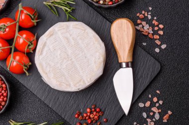 Brie ya da Camembert gibi beyaz Fransız krem peyniri kahvaltı sandviçi yapmak için mükemmeldir. Tasarımınız için gıda arka planı olarak Brie veya Camembert