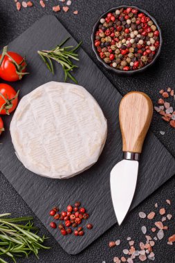 Brie ya da Camembert gibi beyaz Fransız krem peyniri kahvaltı sandviçi yapmak için mükemmeldir. Tasarımınız için gıda arka planı olarak Brie veya Camembert