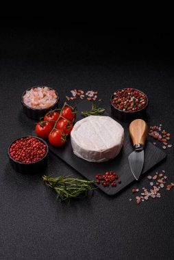 Brie ya da Camembert gibi beyaz Fransız krem peyniri kahvaltı sandviçi yapmak için mükemmeldir. Tasarımınız için gıda arka planı olarak Brie veya Camembert