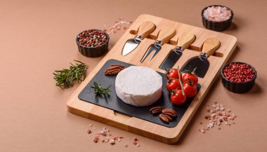 Brie ya da Camembert gibi beyaz Fransız krem peyniri kahvaltı sandviçi yapmak için mükemmeldir. Tasarımınız için gıda arka planı olarak Brie veya Camembert