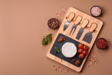 Brie ya da Camembert gibi beyaz Fransız krem peyniri kahvaltı sandviçi yapmak için mükemmeldir. Tasarımınız için gıda arka planı olarak Brie veya Camembert