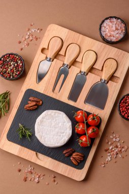 Brie ya da Camembert gibi beyaz Fransız krem peyniri kahvaltı sandviçi yapmak için mükemmeldir. Tasarımınız için gıda arka planı olarak Brie veya Camembert