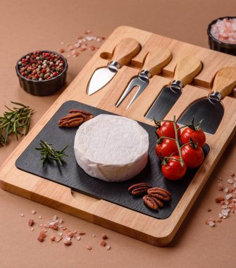 Brie ya da Camembert gibi beyaz Fransız krem peyniri kahvaltı sandviçi yapmak için mükemmeldir. Tasarımınız için gıda arka planı olarak Brie veya Camembert