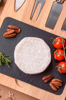 Brie ya da Camembert gibi beyaz Fransız krem peyniri kahvaltı sandviçi yapmak için mükemmeldir. Tasarımınız için gıda arka planı olarak Brie veya Camembert