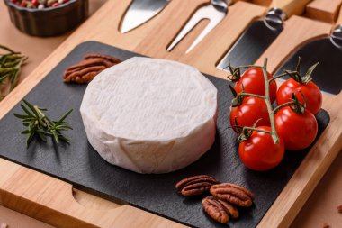Brie ya da Camembert gibi beyaz Fransız krem peyniri kahvaltı sandviçi yapmak için mükemmeldir. Tasarımınız için gıda arka planı olarak Brie veya Camembert