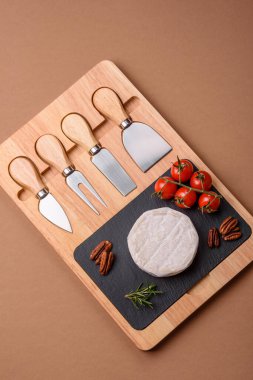 Brie ya da Camembert gibi beyaz Fransız krem peyniri kahvaltı sandviçi yapmak için mükemmeldir. Tasarımınız için gıda arka planı olarak Brie veya Camembert