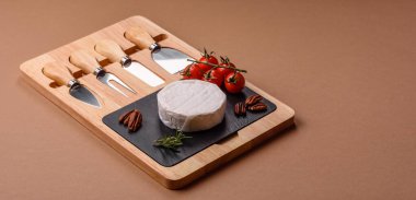 Brie ya da Camembert gibi beyaz Fransız krem peyniri kahvaltı sandviçi yapmak için mükemmeldir. Tasarımınız için gıda arka planı olarak Brie veya Camembert