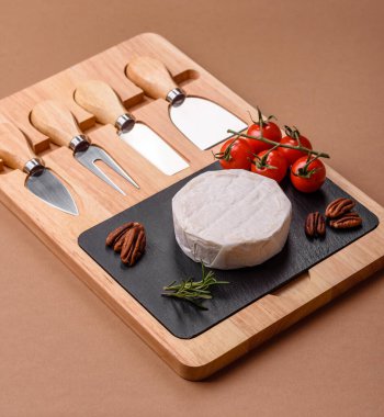 Brie ya da Camembert gibi beyaz Fransız krem peyniri kahvaltı sandviçi yapmak için mükemmeldir. Tasarımınız için gıda arka planı olarak Brie veya Camembert