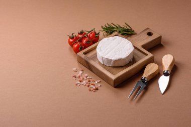 Brie ya da Camembert gibi beyaz Fransız krem peyniri kahvaltı sandviçi yapmak için mükemmeldir. Tasarımınız için gıda arka planı olarak Brie veya Camembert