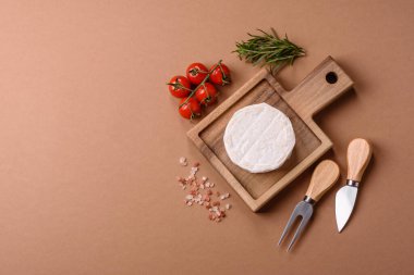 Brie ya da Camembert gibi beyaz Fransız krem peyniri kahvaltı sandviçi yapmak için mükemmeldir. Tasarımınız için gıda arka planı olarak Brie veya Camembert